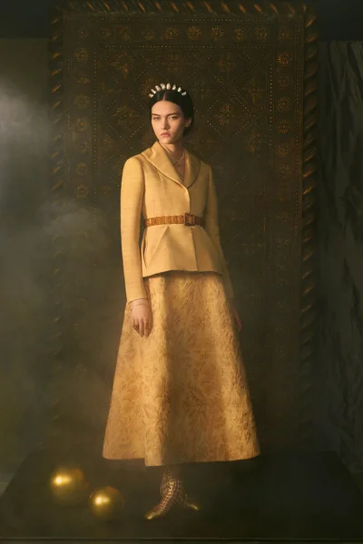 Look 10